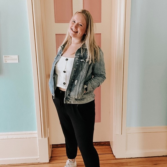 Meet Julia! A fun & charismatic lover of shopping! - Picture 3 of 3